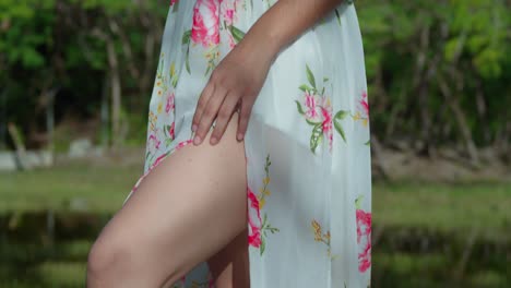 Die-Aufsteigende-Kamerabewegung-Einer-Jungen-Latina-Entblößte-Sexy-Beine,-Während-Sie-Ein-Blumenkleid-Trug