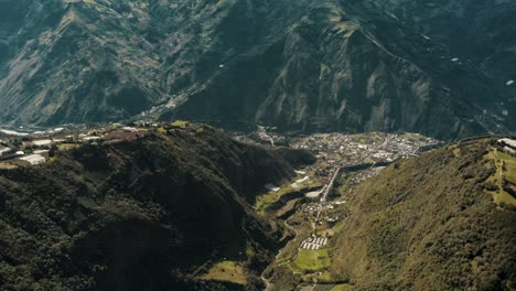 Vista-Panorámica-Aérea-De-Baños-De-Agua-Santa-Ubicado-En-Imponentes-Montañas-Andinas-En-Ecuador
