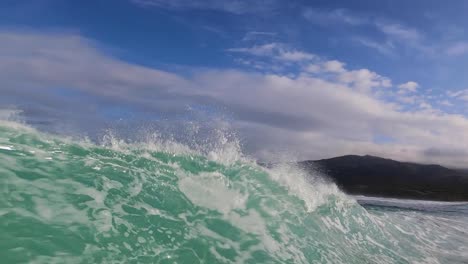 Zeitlupen-POV-Sicht-GoPro-Action-Cam-Aufnahme-Eines-Surfers,-Der-Auf-Einer-Welle-Auf-Einem-Riff-Reitet,-Extremsport-Surfen