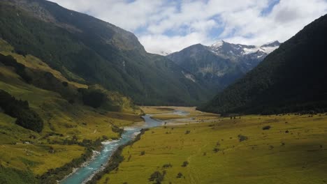 Eine-Aufsteigende-Drohnenaufnahme-Eines-Flusses-In-Einem-Tiefen-Tal-In-Neuseeland