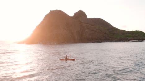 Kayaker-On-A-Sunny-Morning-In-The-Pacific-Ocean-In-Oahu,-Hawaii
