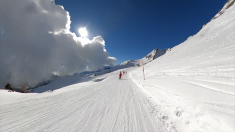 360-GoPro-Ansicht:-Zeitraffer-Einer-Skipiste-In-Den-Schweizer-Alpen,-Skifahrer-POV-Modus