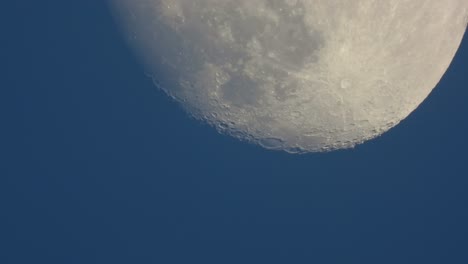Un-Espectacular-Primer-Plano-De-Una-Luna-Llena-Con-Cráteres-Visibles-Orbitando-Sobre-Su-Eje-A-Través-Del-Cielo-Nocturno-En-Una-Hermosa-Tarde-Clara