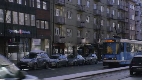 Oslo-tramway,-train-going-through-city-with-cars