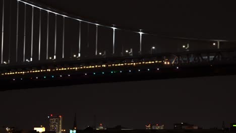 Die-U-Bahn-überquert-Die-Ben-Franklin-Brücke-In-Philadelphia-Nachts-Mit-Leuchtenden-Lichtern