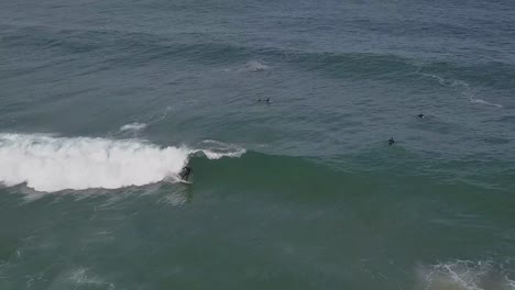 Mann-Surfer-Surfen-Große-Ozeanwellen-Drohne-Luftaufnahme