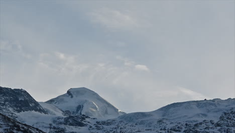 Zeitraffer:-Bewegende-Wolken-Am-Himmel-über-Den-Eisigen-Gipfeln-Einer-Schweizer-Alpenkette