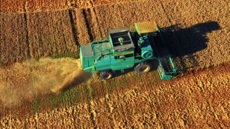 Landwirtschaftlicher-Traktor,-Der-Goldene-Reife-Ernten-Auf-Dem-Feld-In-Litauen-Erntet