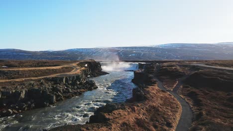 Isländischer-Fluss-Und-Wasserfall-Mit-Bergen-Im-Hintergrund-Drohnenshow-In-4k-4