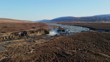Isländischer-Fluss-Und-Wasserfall-Mit-Bergen-Im-Hintergrund-Drohnenshow-In-4k-3