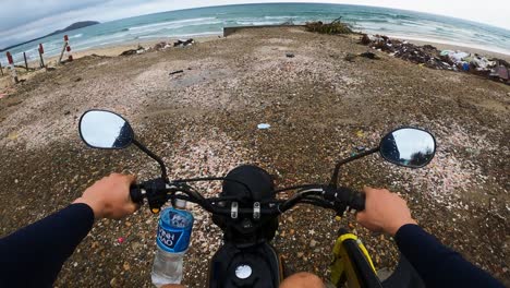 Motorrad-Rennradtour,-Die-Am-Zielort-An-Einem-Wunderschönen-Paradiesischen-Tropischen-Strand-Ankommt-Und-Bereit-Ist,-Wellen-Zu-Surfen