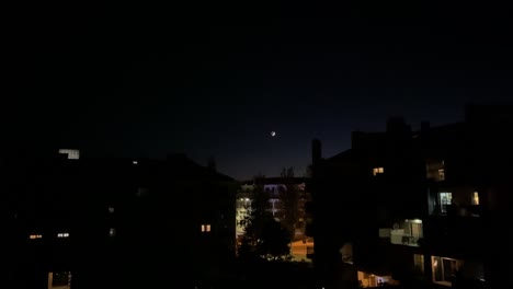 Stadtsonnenuntergang-Mit-Mond-Im-Hintergrund