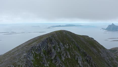 Malerische-Landschaft-Mit-Ruhigen-Fjorden-Und-Inseln-Mit-Bewölkung-In-Der-Ländlichen-Stadt-Luroy-In-Helgeland,-Norwegen