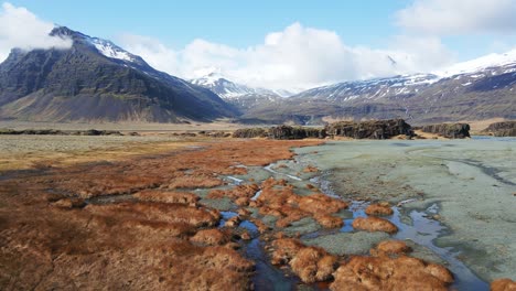 Isländischer-Fluss-Und-Wasserfall-Mit-Bergen-Im-Hintergrund-Drohnenshow-In-4k-9