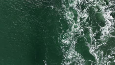 Unglaubliche-Luftdrohnenaufnahme-Von-Wirbelnden-Meeresströmungen