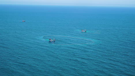 Zwei-Fischerboote-Fangen-Fische-An-Der-Küste-Vietnams,-Zoom-In