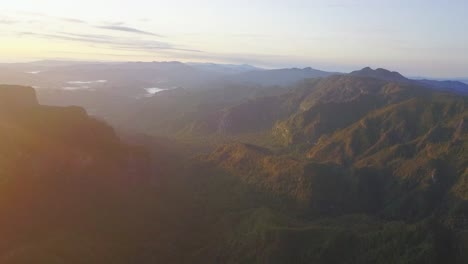 Ein-Panorama-Von-Bergen,-Die-In-Goldene-Sonnenstrahlen-Getaucht-Sind