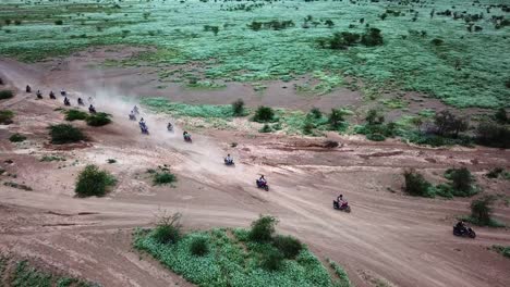 Riesige-Gruppe-Von-Motorradfahrern,-Die-Durch-Die-Wildnis-Von-Kenia-In-Ostafrika-Fahren