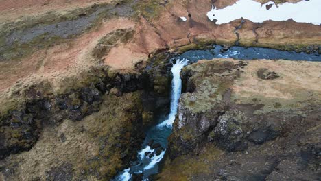 Isländischer-Fluss-Und-Wasserfall-Mit-Bergen-Im-Hintergrund-Drohnenshow-In-4k-1