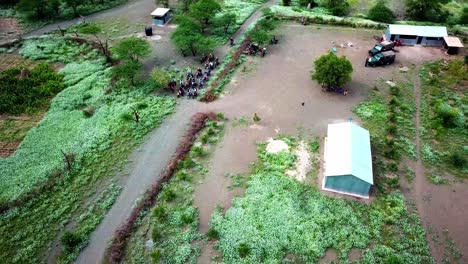 Luftaufnahme-über-Motorradfahrer-Während-Ihrer-Tour-In-Der-Nähe-Des-Magadi-Sees-In-Kenia---Drohne