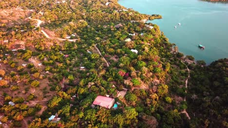 Vista-De-Pájaro-De-La-Bahía-De-Kilifi-Rodeada-De-Exuberante-Vegetación-En-Kenia---Toma-Aérea-De-Drones