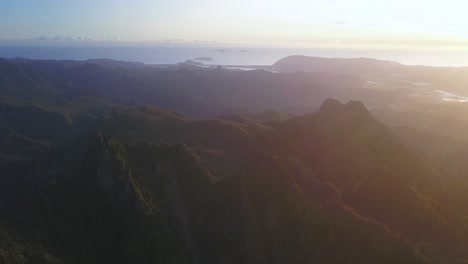 Ein-Panoramablick-Auf-Eine-Riesige-Dunstige-Bergkette-Mit-Blick-Auf-Den-Küstenhorizont-Im-Morgengrauen
