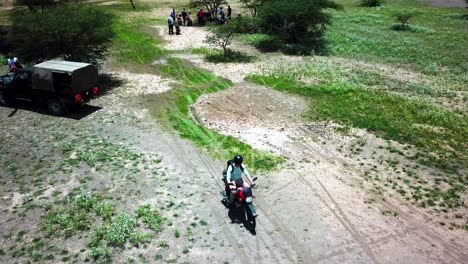 Grupo-De-Personas-Montando-Motocicletas-En-El-Lago-Magadi,-Kenia