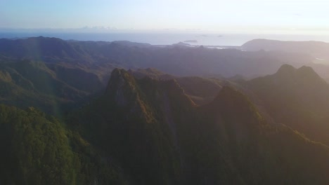 Ascendiendo-Lentamente-Sobre-Los-Picos-De-La-Cordillera-De-Coromandel-En-La-Madrugada