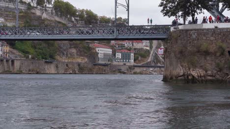 Fußgänger-überqueren-Die-Malerische-Dom-Luis-I-Flussbrücke-In-Porto,-Portugal