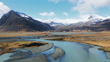 Isländischer-Fluss-Und-Wasserfall-Mit-Bergen-Im-Hintergrund-Drohnenshow-In-4k-5