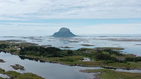 Impresionante-Paisaje-Natural-De-Los-Fiordos-En-La-Isla-De-Lovund-En-Luroy,-Noruega