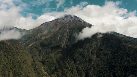 Schichtvulkan-Tungurahua-In-Banos-De-Agua-Santa,-Ecuador---Drohnenaufnahme