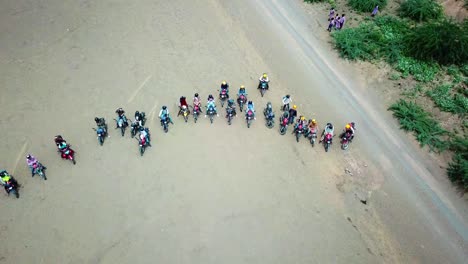 Grupo-De-Motociclistas-Listos-Para-Viajar-Alrededor-Del-Lago-Magadi-En-Kenia
