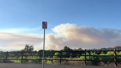 Route-Fire-In-Castaic,-Rauchwolke-über-Santa-Clarita,-Low-Angle-View-Wildfire