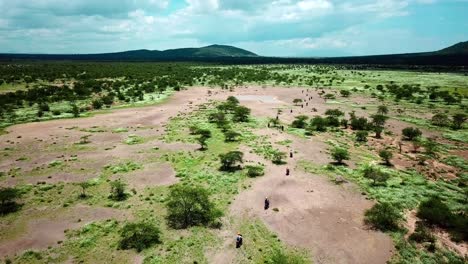 Gruppe-Von-Motorradfahrern,-Die-In-Der-Panoramischen-Landschaft-Zum-Magadi-see,-Kenia,-Afrika-Reisen