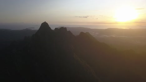 Neuseeland-Erwacht-Mit-Einem-Wunderschönen-Sonnenaufgang-Hinter-Den-Schroffen-Gipfeln-Der-Coromandel-berge