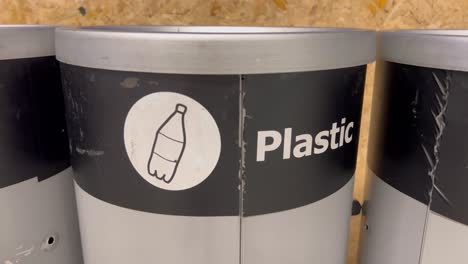 In-Der-Mülltonne,-Wo-Menschen-Ihren-Müll-Entsorgen-Können,-Steht-Der-Begriff-Plastik-Weiß-Geschrieben