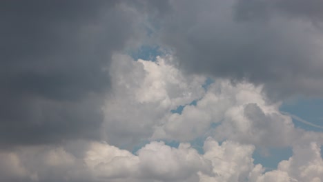 Kumuluswolken-Bedecken-Mit-Der-Zeit-Den-Gesamten-Blauen-Himmel