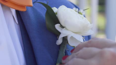 Bräutigam,-Der-Vor-Der-Zeremonie-Blumen-Ansteckt