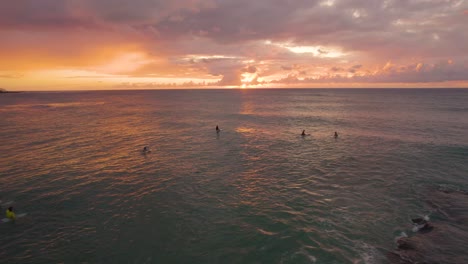 Surfers-At-The-Famous-Surfing-Beach-During-Sunset-In-North-Shore,-Oahu,-Hawaii