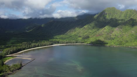 Deslumbrante-Paisaje-Natural-En-La-Caminata-Del-León-Agachado-Frente-A-La-Costa-De-Oahu-En-Hawaii