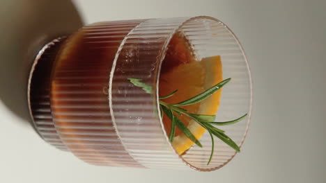 Vertikales-Video-Orangen-Espresso-Erfrischendes-Sommergetränk-In-Schönem-Trinkglas