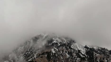 Nubes-Brumosas-Envolventes-Sobre-Montañas-Nevadas-En-El-Parque-Nacional-Nevado-De-Colima-En-México