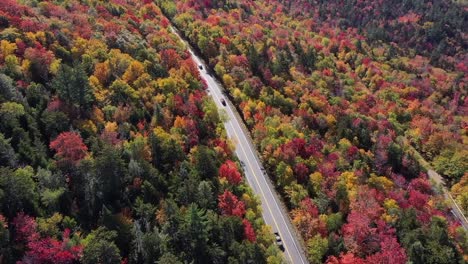 Roadtrip-Auf-Dem-Kancamagus-highway-Mit-Bunter-Herbstlaubansicht