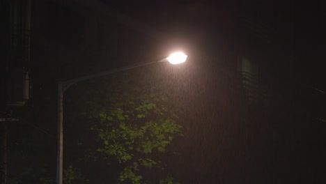 Scenery-of-rainy-day-at-night