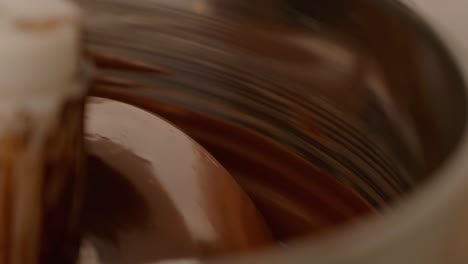 Braune-Und-Dunkle-Flüssige-Schokolade-Fließt-Hintergrund-Mit-Kopierraum,-Bäckerei-Und-Gebäckkonzept-Ohne-Menschen
