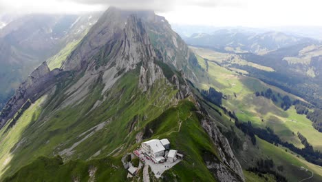 Luftüberführung-Zu-Den-Klippen-Des-Schaflerkamms-In-Appenzell,-Schweiz-Mit-Berghütte,-Berggipfeln-Und-üppig-Grünen-Berghängen-Im-Blick
