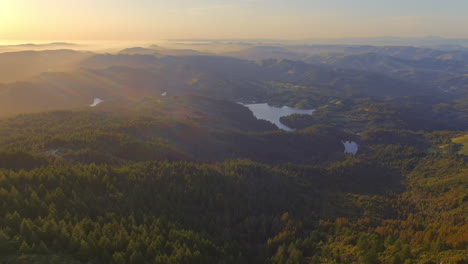 Filmische-Luftaufnahme-Von-Waldbedeckten-Bergen-In-Nordamerika