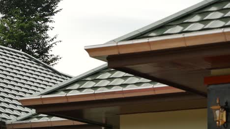 Grüne-Keramikfliesen-Dach-Außendesign,-Nahaufnahme