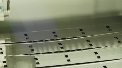 Automatisierte-Lasermaschine-Schneidet-Blech-Im-Stahlwerk,-Zeitraffer